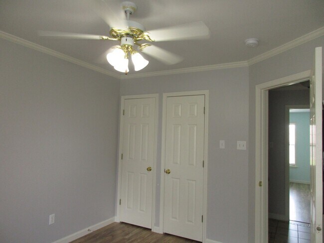 Building Photo - 32 Reno Dr