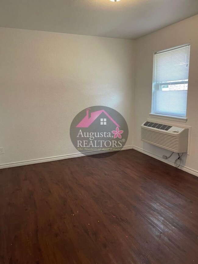 Building Photo - Adorable 2 Bedroom on the South Side!