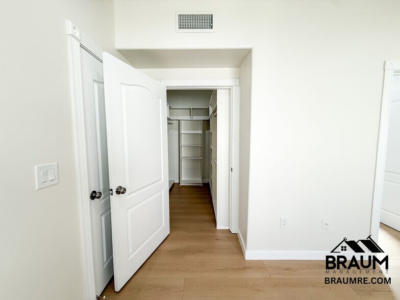 Building Photo - 10849 Fruitland Dr