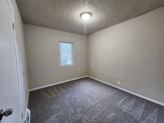 Building Photo - Fully remodeled 2 Bedroom Home