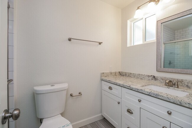 Building Photo - 1892 E Ellis Dr