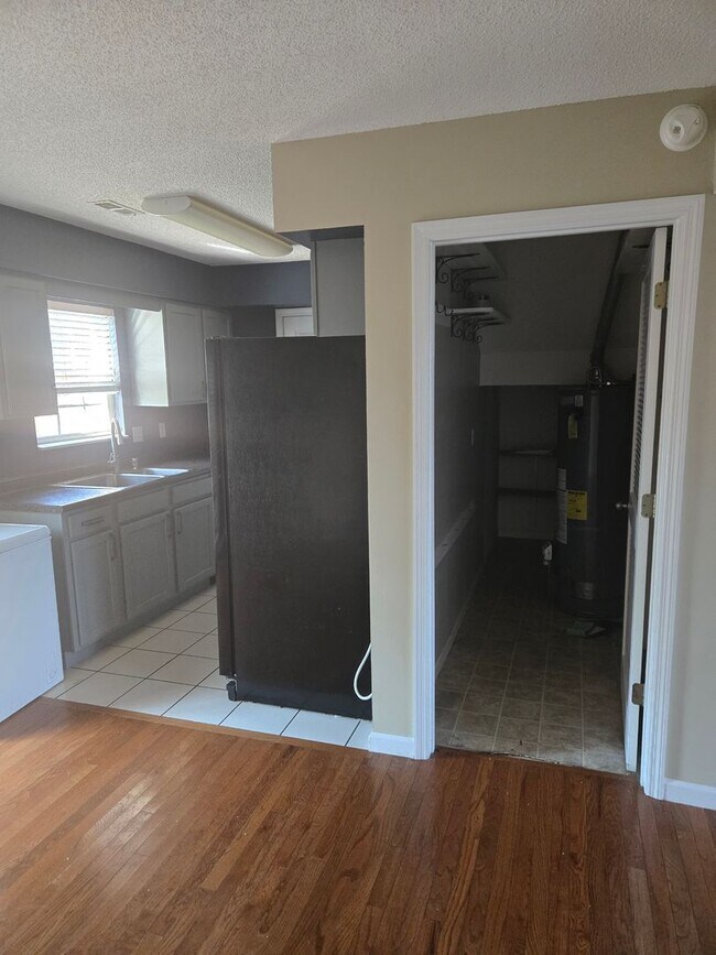 Building Photo - Spacious 2-Bedroom Condo in Johnson City