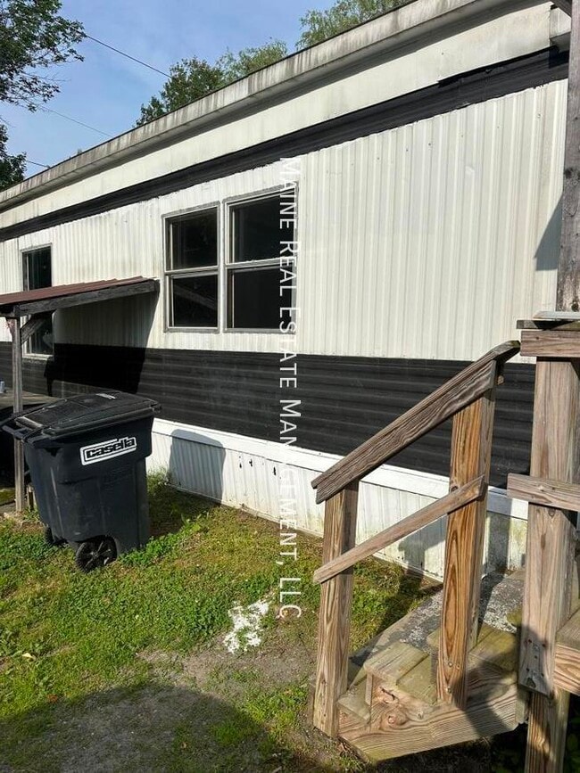 Building Photo - 715 College Ave