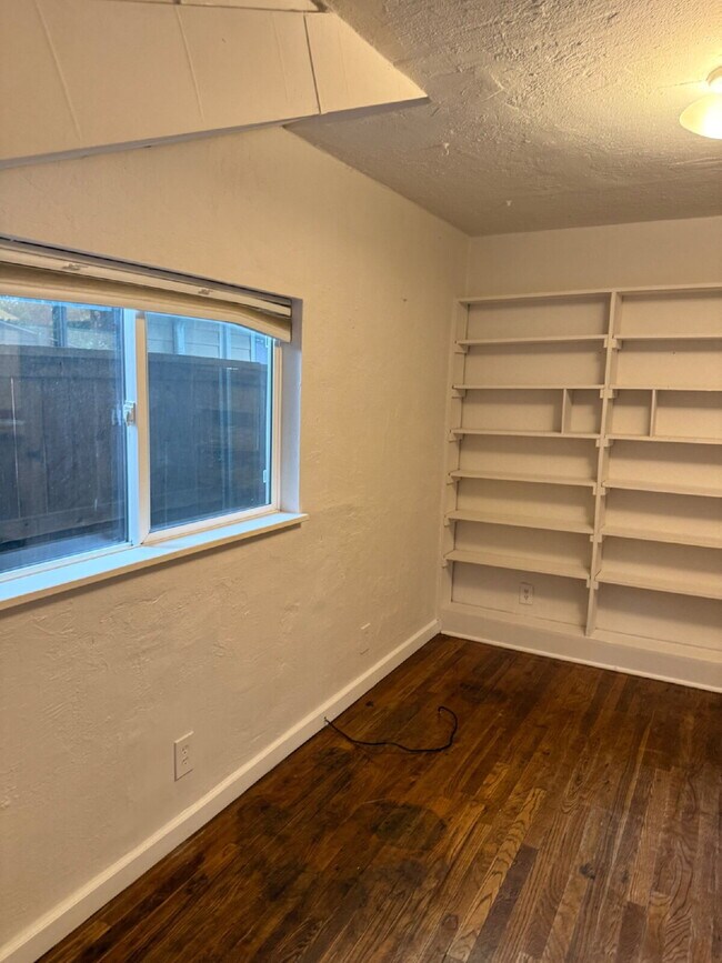 Building Photo - Beautiful and cozy 3 Bedroom 1 Bathroom House Available Now! Lease Term Options Below!