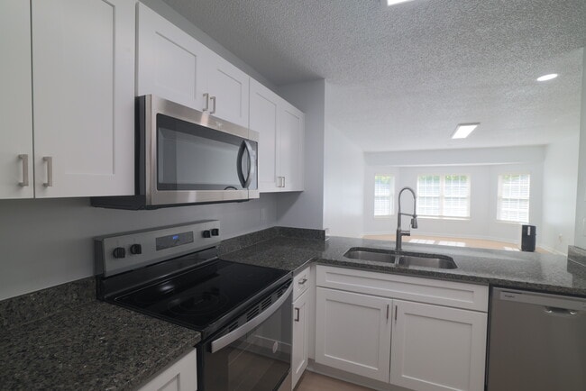 Building Photo - 4 bed/4 bath Off-Campus Apartments