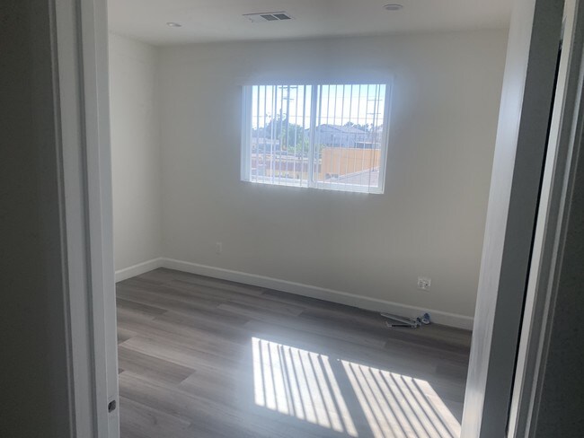 Building Photo - 708 W Gage Ave