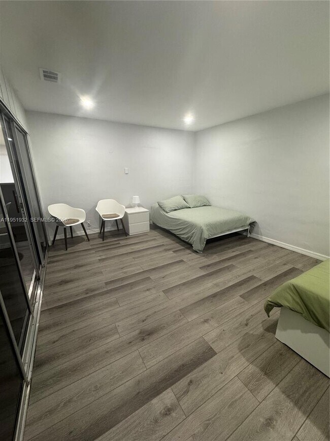 Building Photo - 5482 Lakewood Cir S