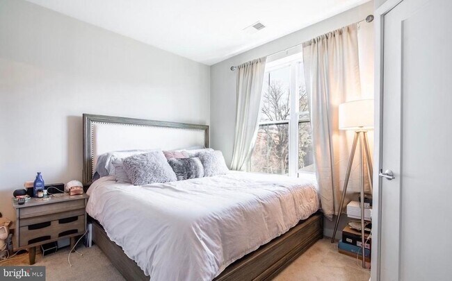 Building Photo - 989 S Buchanan St