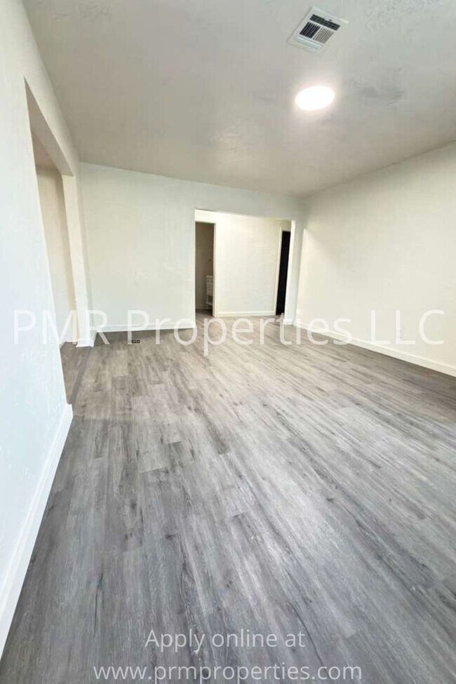 Building Photo - 4 Bedrooms / 2 Bathrooms House