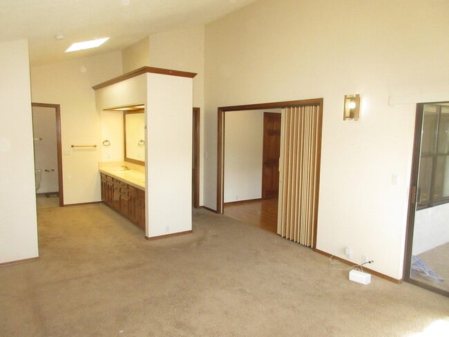 Building Photo - 6904 La Costa Dr NE