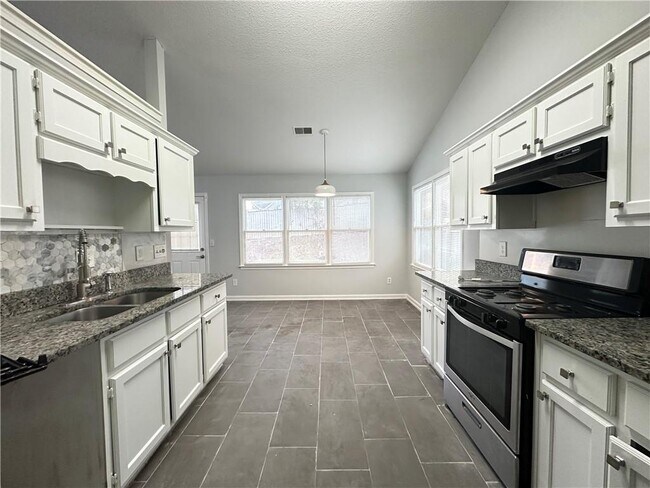 Building Photo - 510 Heathgate Dr SW