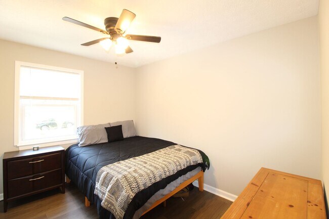 Building Photo - 3367 Oak Dr SW