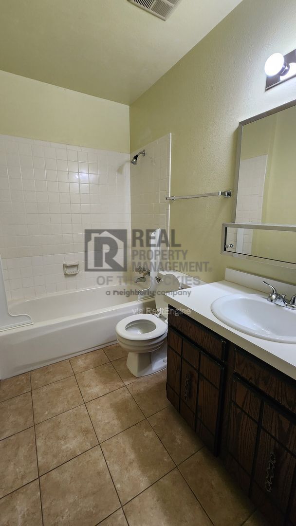 Building Photo - 5301 E 12th St