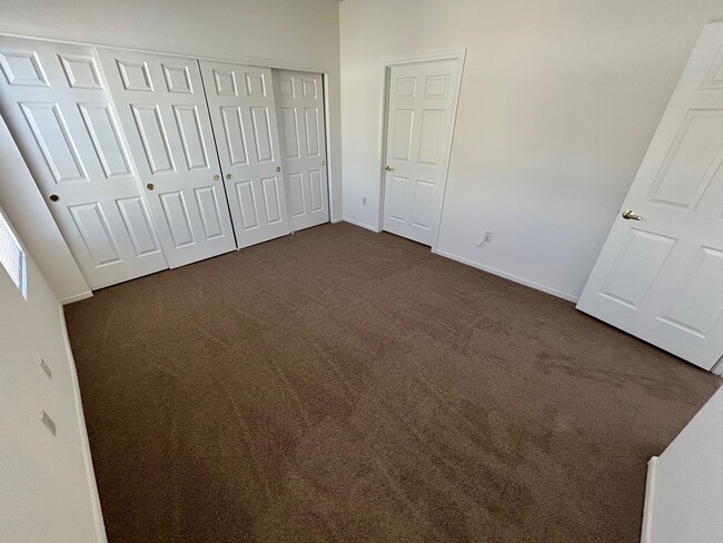 Building Photo - SPACIOUS 2 BEDROOM, 2 BATHROOM UPSTAIRS CO...