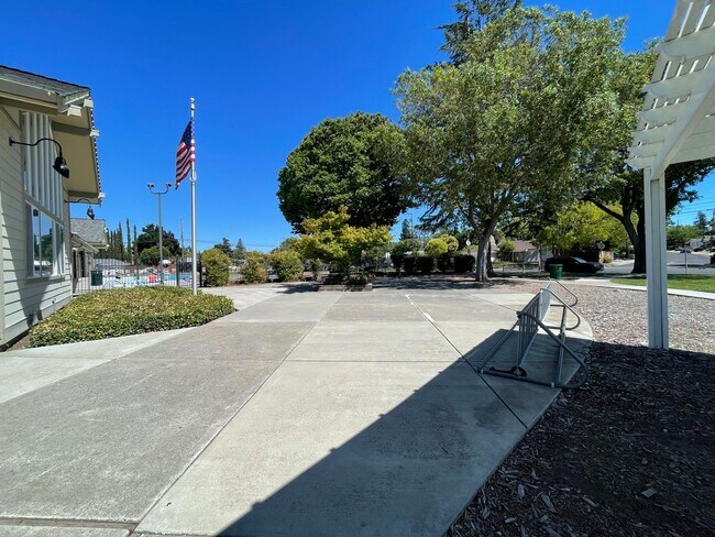 Building Photo - Wonderful and Spacious 4 Bedroom Concord H...