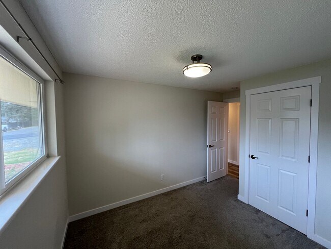 Building Photo - Recently Renovated Spacious Rambler with M...