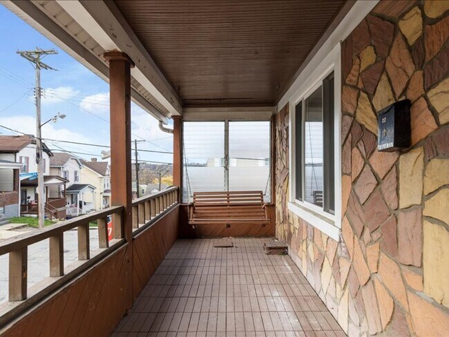 Building Photo - Updated 2 Bed, 1.5 Bath Home in Carrick For Rent – Move-In Ready