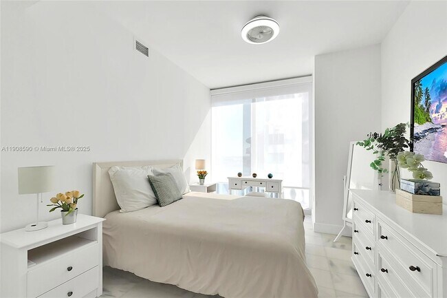 Building Photo - 700 NE 26th Terrace