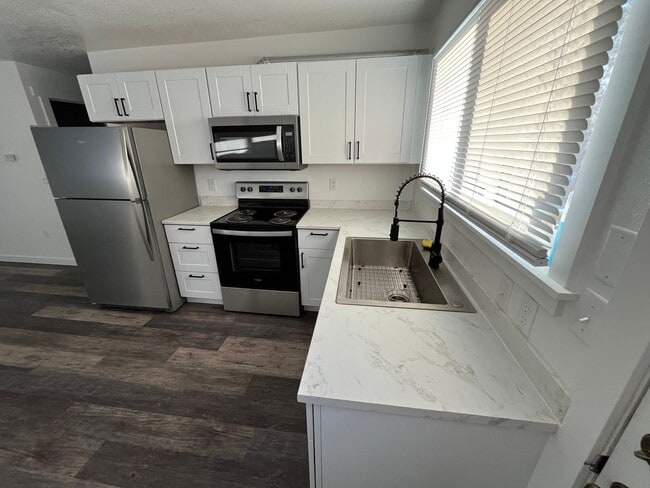 Building Photo - 1994 Badger Rd