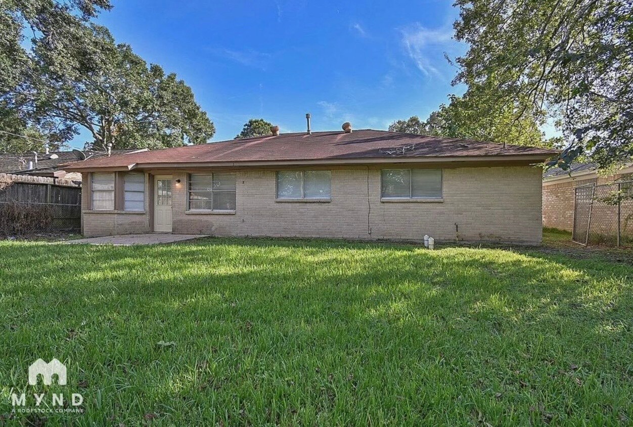 Front Yard - 712 Meadowglen Dr