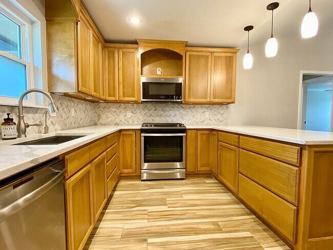 Building Photo - Gorgeous Remodeled Edmond 3 Bed 2 Bath