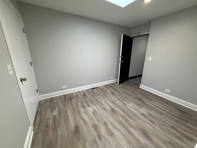 Building Photo - 744 W Gordon Terrace