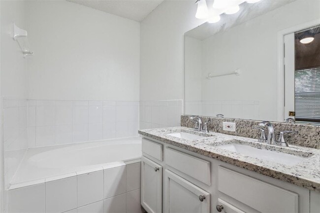 Building Photo - 655 Vallance Way NE