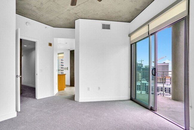 Building Photo - Gorgeous downtown unit! Views from every room!