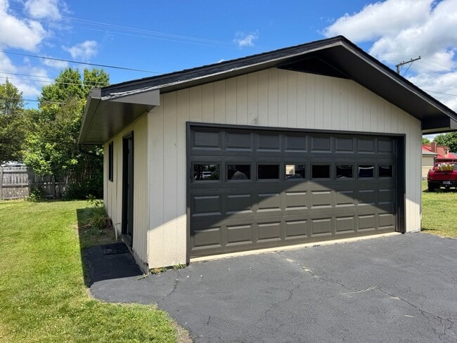 Building Photo - Updated 2BR Home in Kingsport For Rent - Detached 2 Car Garage