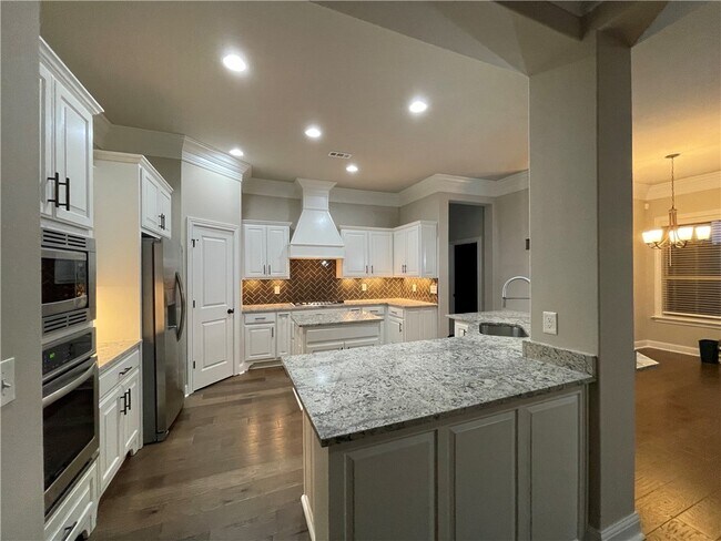 Building Photo - 1506 SW Edinburgh Ave