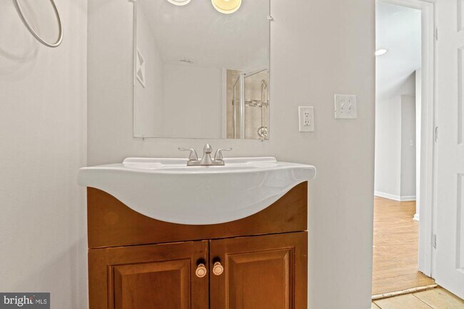 Building Photo - 240 Riverview Ave