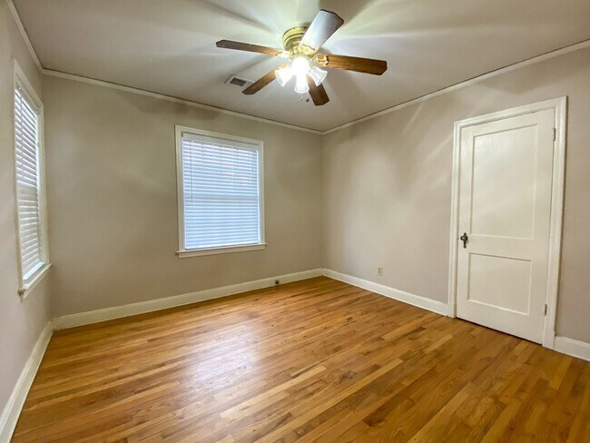 Building Photo - 3 bedroom 1 bath near the university of Memphis