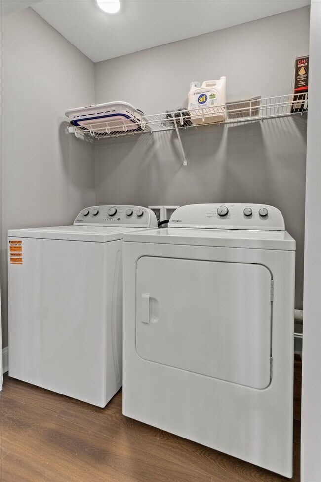 Building Photo - Fully Furnished and Move-In Ready! Flexible Lease Options Available!