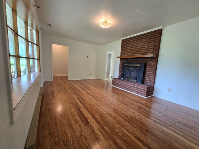 Building Photo - Enjoy Country Living in 3 Bed, 2 Bath, Brick Ranch