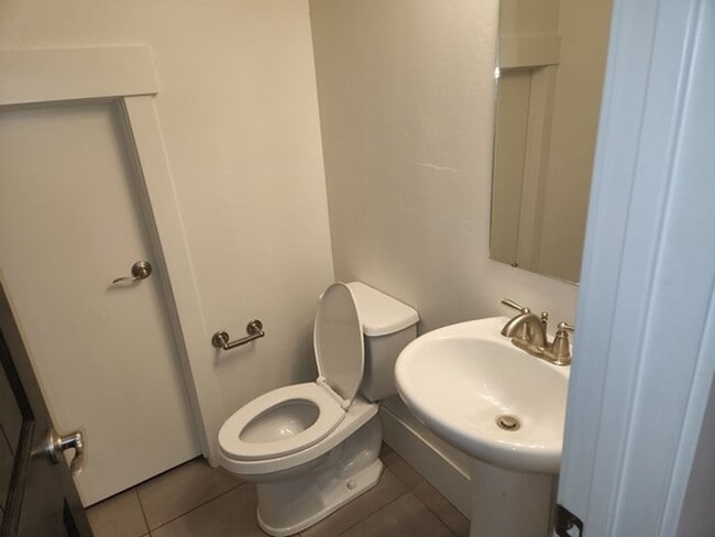 Building Photo - Convenient Park's Edge Townhouse