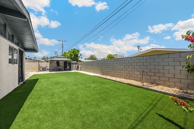 Building Photo - 1048 N Hermosa Dr