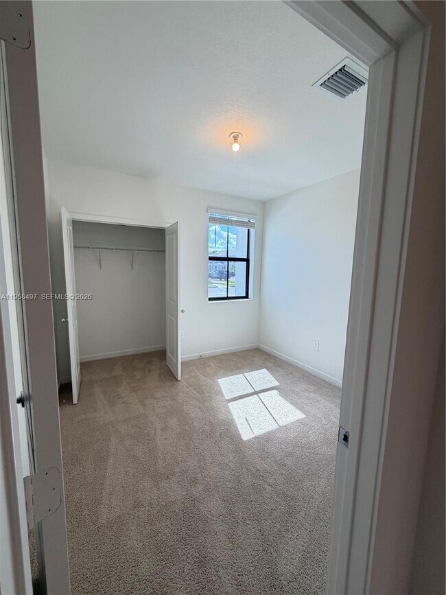 Building Photo - 323 NE 16th St