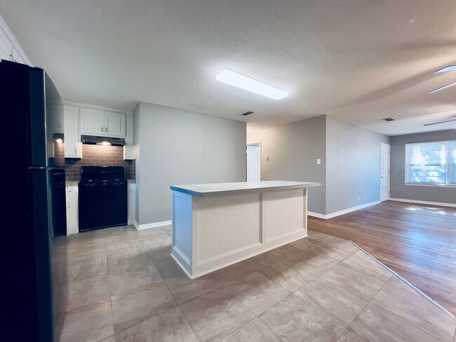 Building Photo - MOVE-IN SPECIAL: Recently Remodeled 3/2/1