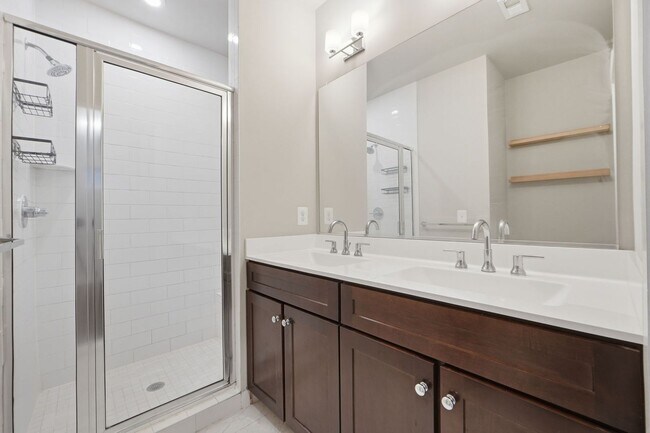 Building Photo - Georgia Row Townhome | 2 Bed | 2.5 Bath | 1,400 Sf | Juliet Balcony | 1 Assigned Parking Space