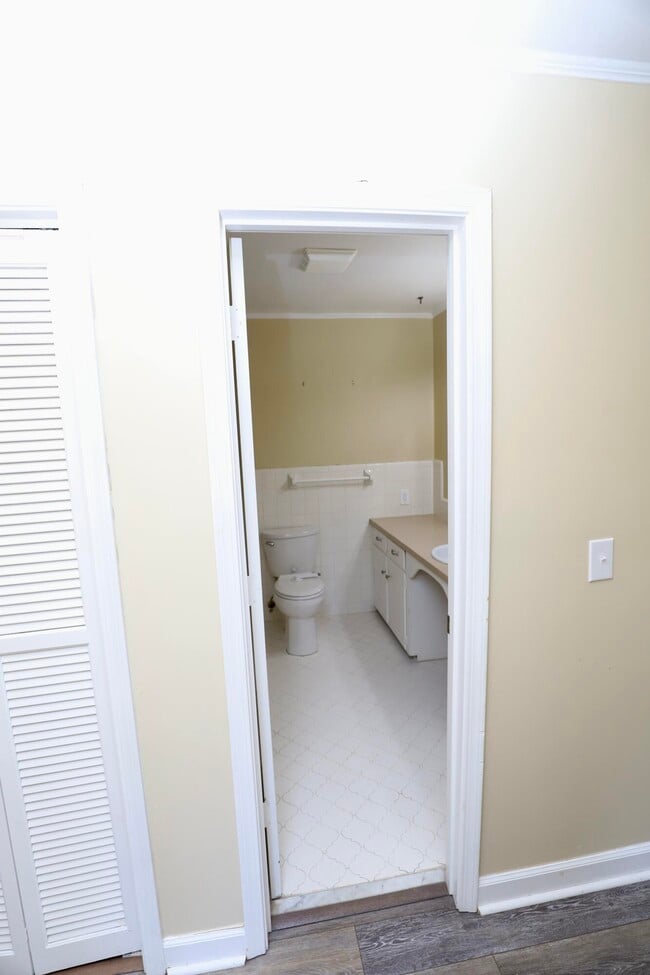 Building Photo - 549 Pringle Dr