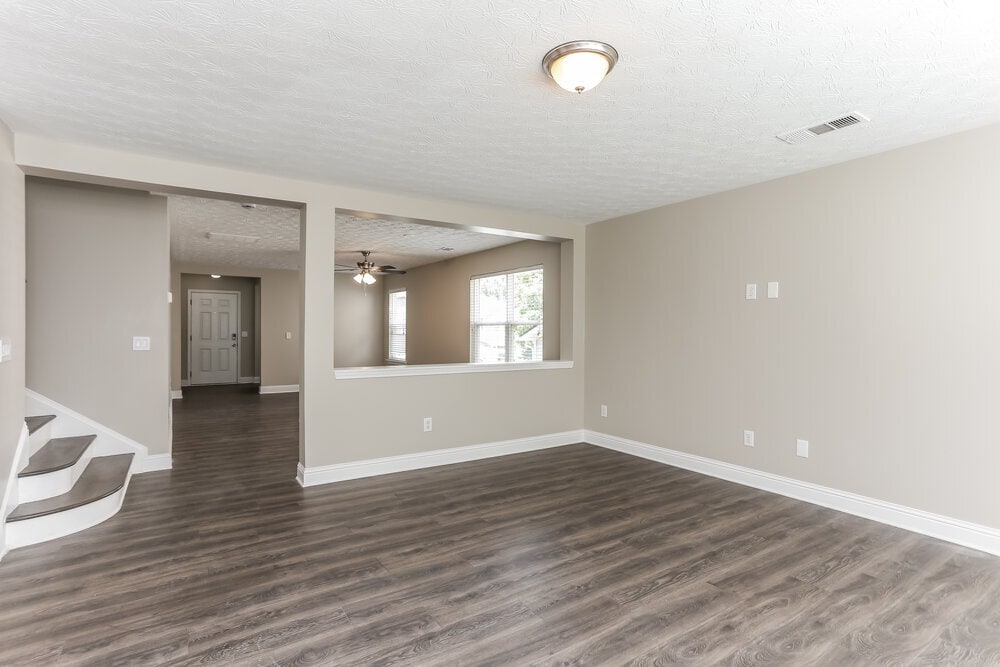 Building Photo - 2210 Valley Creek Dr