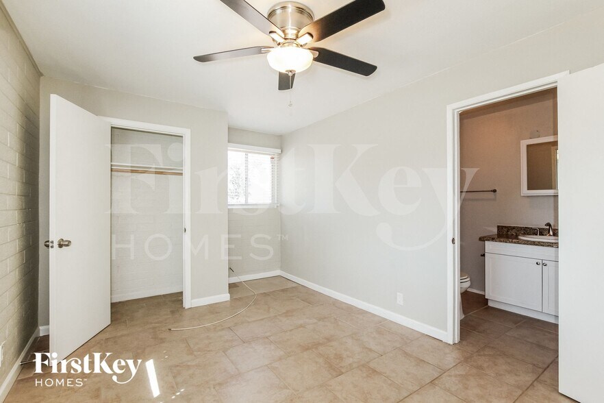 Building Photo - 4138 E Bluefield Ave