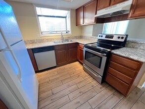 Building Photo - SPACIOUS 2bed/2bath CONDO ON FIRST FLOOR