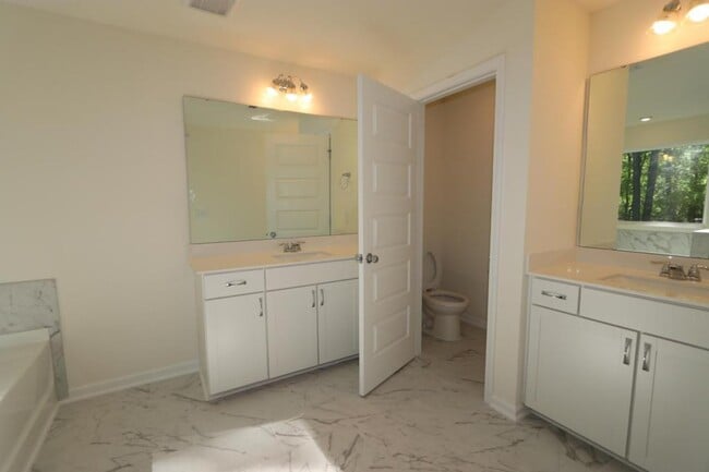 Building Photo - 1204 Grenshaw Dr