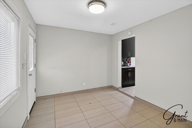 Building Photo - 2315 Yemans St