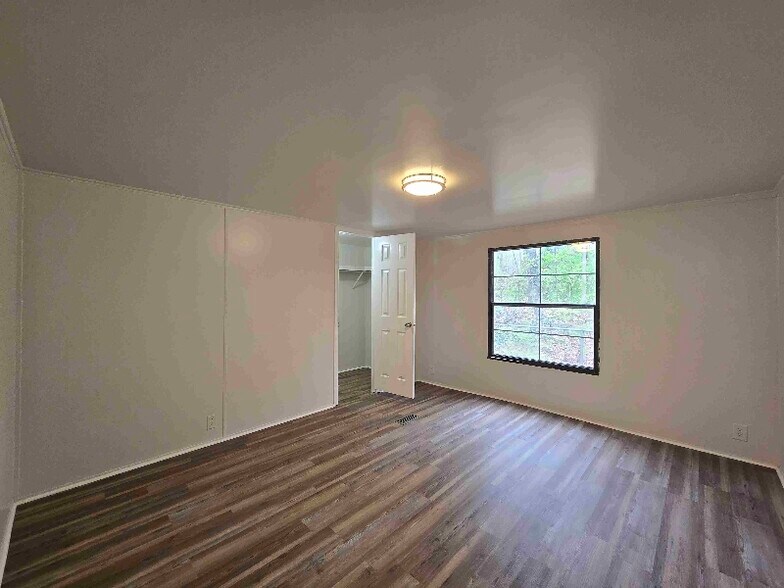 Building Photo - 415 Walker Dr