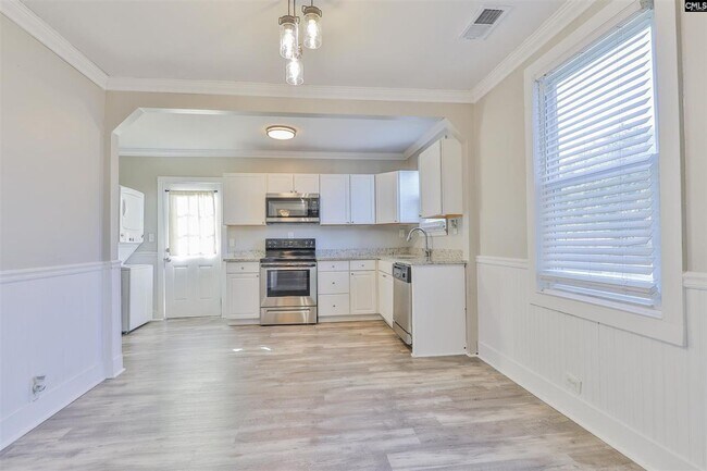 Building Photo - Adorable 3BR/1.5BA Renovated Bungalow Near...