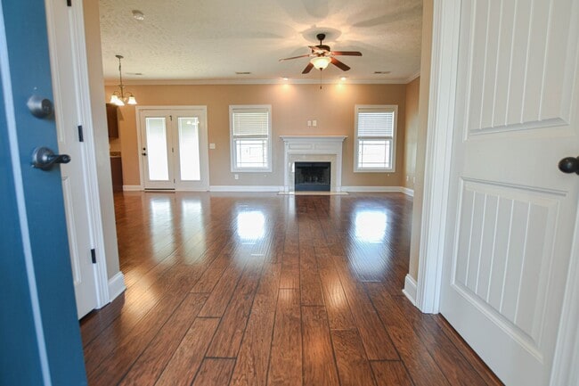 Building Photo - Pet Friendly Three Bedroom!