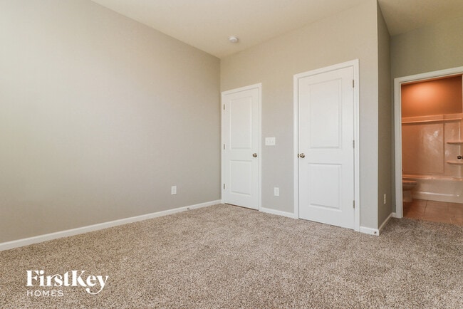 Building Photo - 708 Redbud Ln