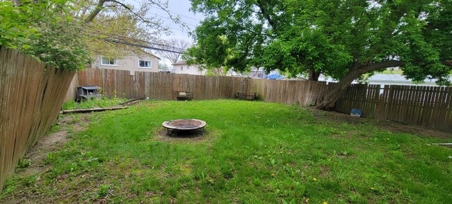 Building Photo - Move In Ready Home In Clinton Township